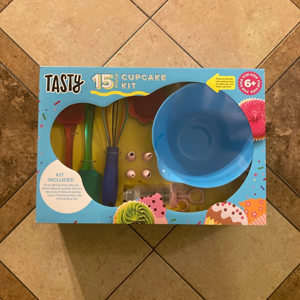 Tasty 15 piece cupcake set